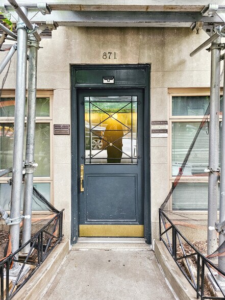 870 5th Ave, New York, NY à louer - Photo du bâtiment - Image 2 de 16