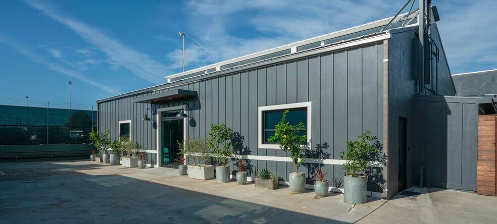 2435-2449 N Naomi St, Burbank, CA à vendre - Photo du bâtiment - Image 2 de 14