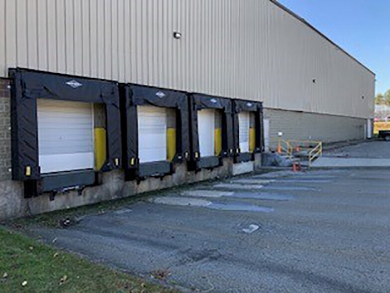 21 Wes Warren Dr, Middletown, NY à louer - Photo du bâtiment - Image 3 de 11