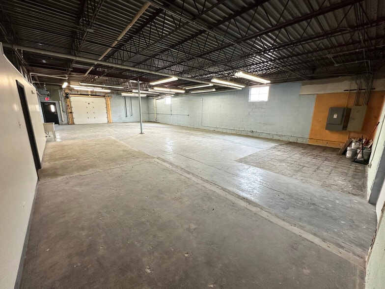 875 Lively Blvd, Elk Grove Village, IL for lease - Building Photo - Image 3 of 13