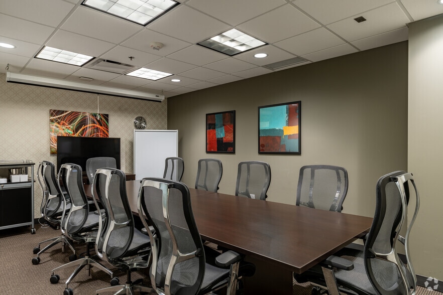 41000 Woodward Ave, Bloomfield Hills, MI for lease - Interior Photo - Image 2 of 3