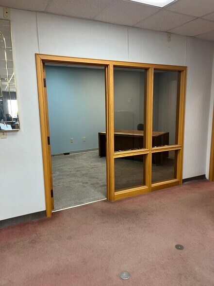 2728 NE Vivion Rd, Kansas City, MO à louer - Photo du bâtiment - Image 2 de 5