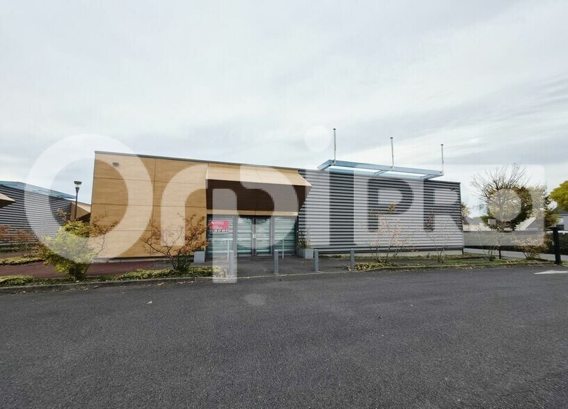 Retail in Reims for lease - Building Photo - Image 1 of 10