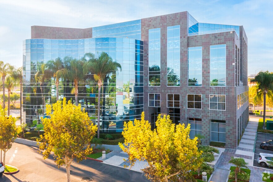 1650 Spruce St, Riverside, CA for lease - Building Photo - Image 2 of 7