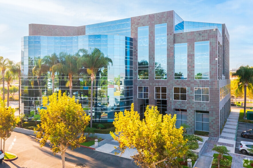 1650 Spruce St, Riverside, CA à louer - Photo du bâtiment - Image 2 de 7