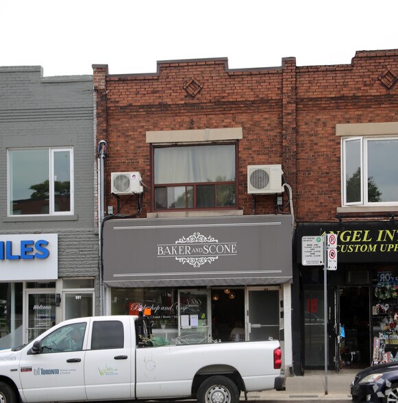 693 St Clair Ave W, Toronto, ON à vendre - Photo du bâtiment - Image 2 de 2