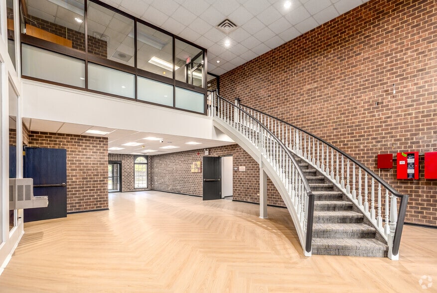 825 E Golf Rd, Arlington Heights, IL for sale - Interior Photo - Image 1 of 19