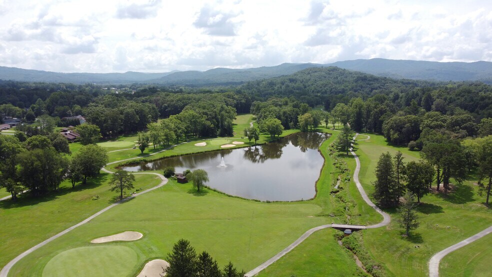 450 Brickyard Rd, Etowah, NC à vendre - Photo du bâtiment - Image 2 de 22