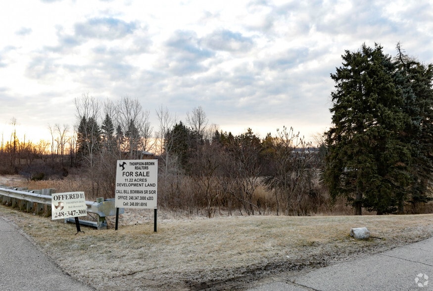 40481 13 Mile Rd, Novi, MI à vendre - Photo du bâtiment - Image 1 de 2
