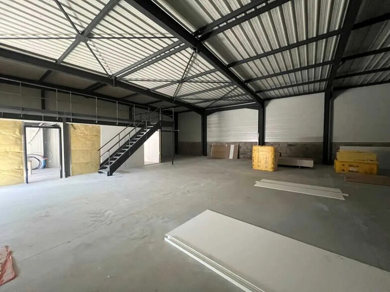 Flex in Jonage for lease - Building Photo - Image 2 of 14