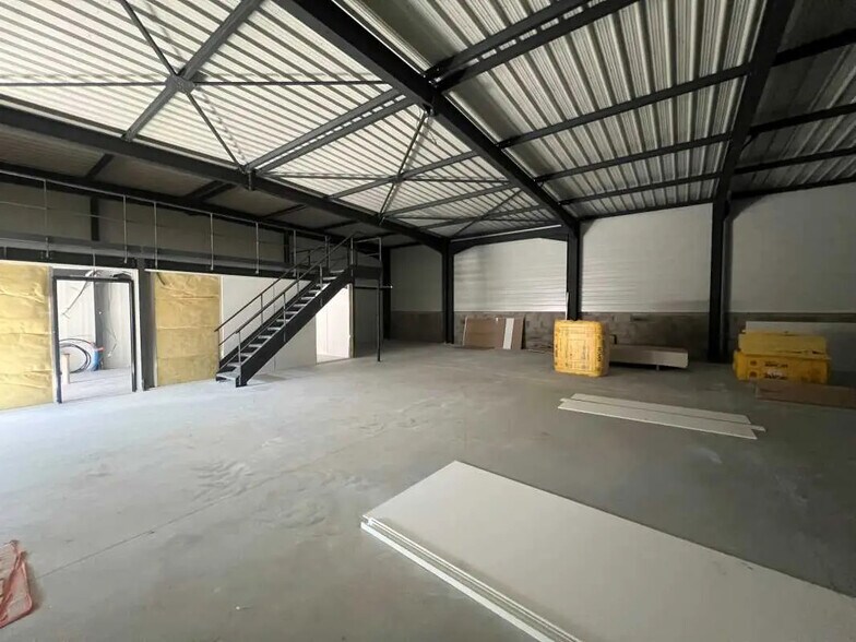 Flex dans Jonage à louer - Photo du bâtiment - Image 2 de 14