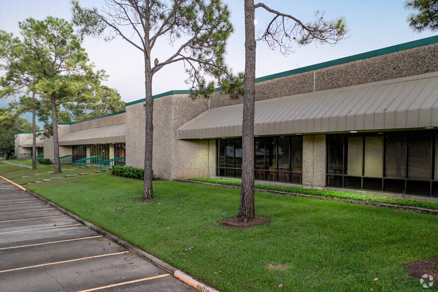 467-487 W 38th St, Houston, TX for lease - Building Photo - Image 1 of 5