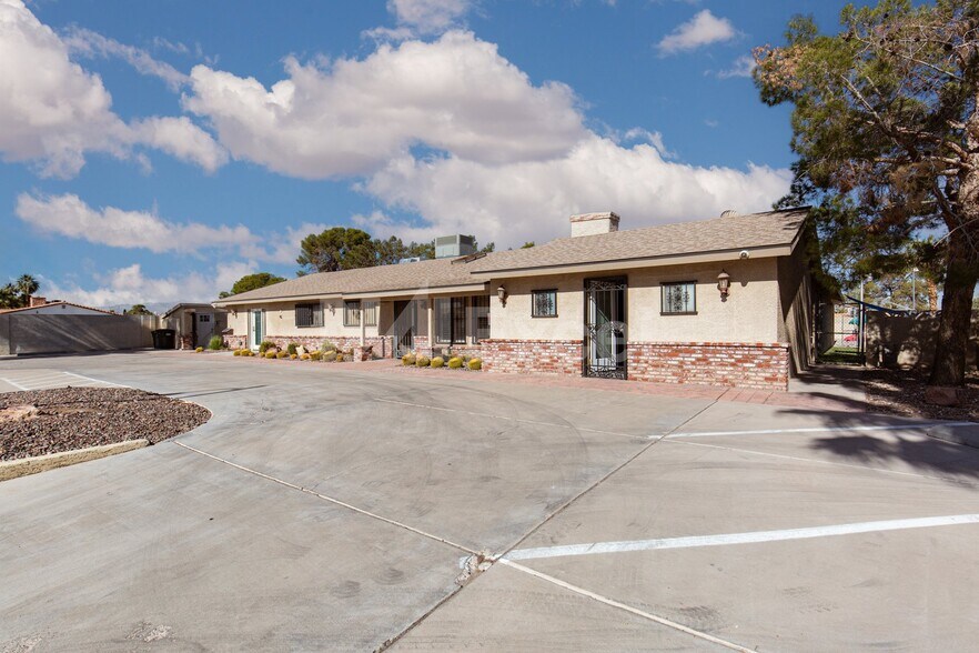 2948 E Russell Rd, Las Vegas, NV à louer - Photo du bâtiment - Image 3 de 18