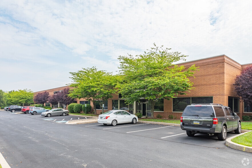 1060 Andrew Dr, West Chester, PA à louer - Photo du bâtiment - Image 2 de 4