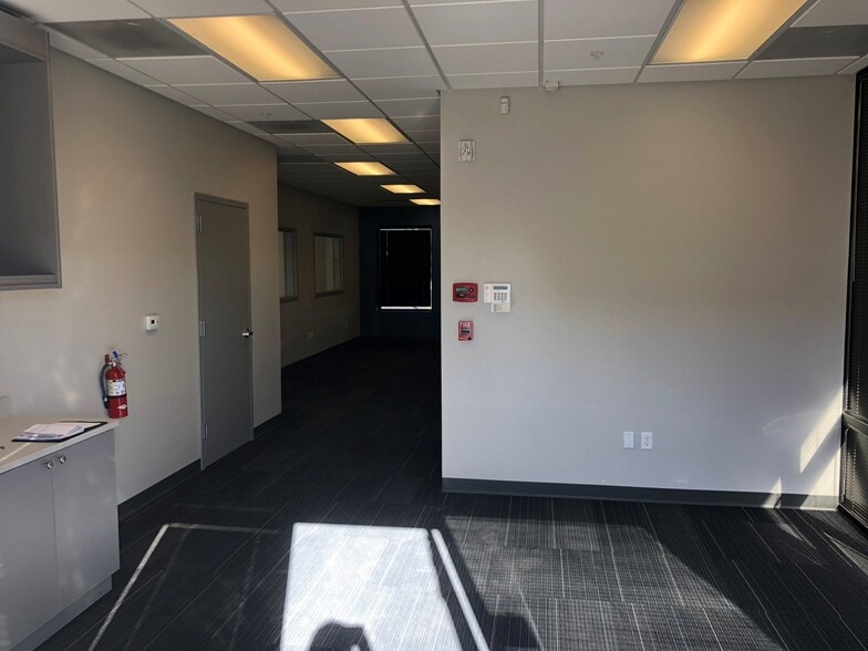 4010 W Ashcroft Ave, Fresno, CA for lease - Building Photo - Image 2 of 3