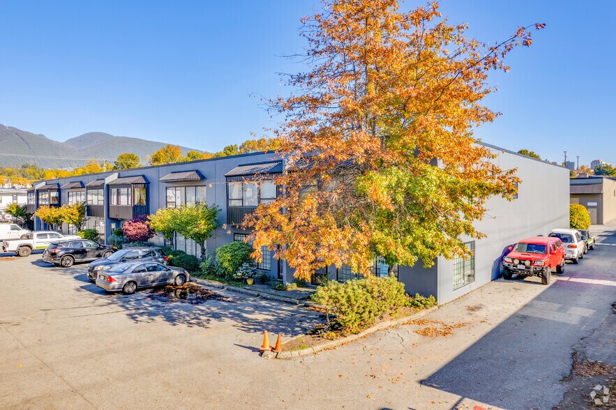 817-831 W 1st St, North Vancouver, BC à vendre - Photo du bâtiment - Image 1 de 1