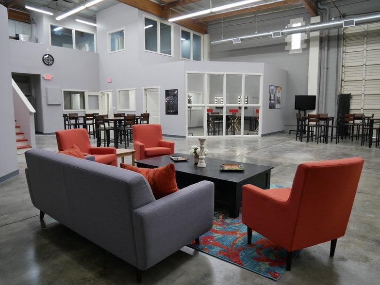 140-166 S Victory Blvd, Burbank, CA for lease - Interior Photo - Image 3 of 3