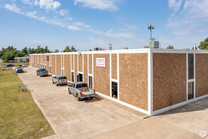 2737-2749 W California Ave, Oklahoma City, OK à louer - Photo du bâtiment - Image 2 de 11