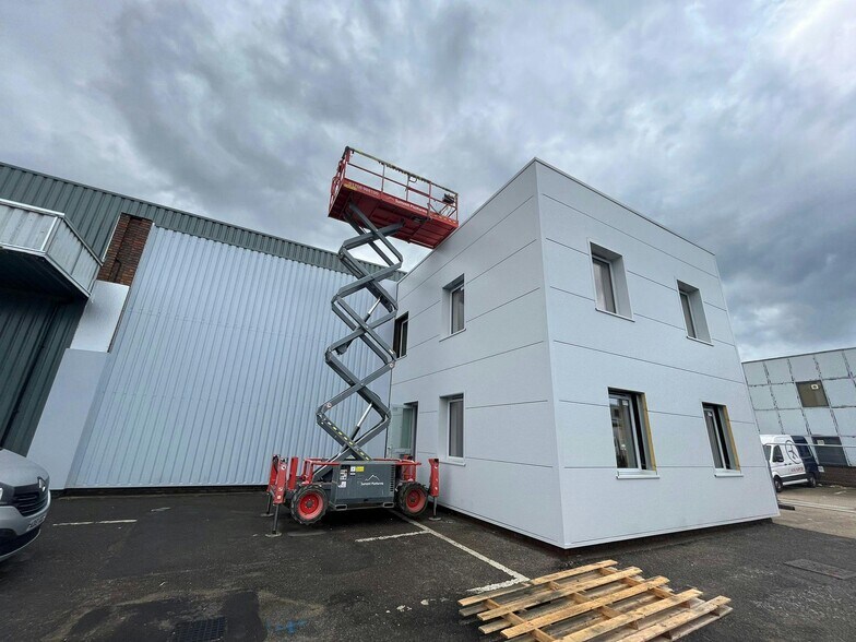 Saxon Way, West Drayton à louer - Photo du bâtiment - Image 2 de 5