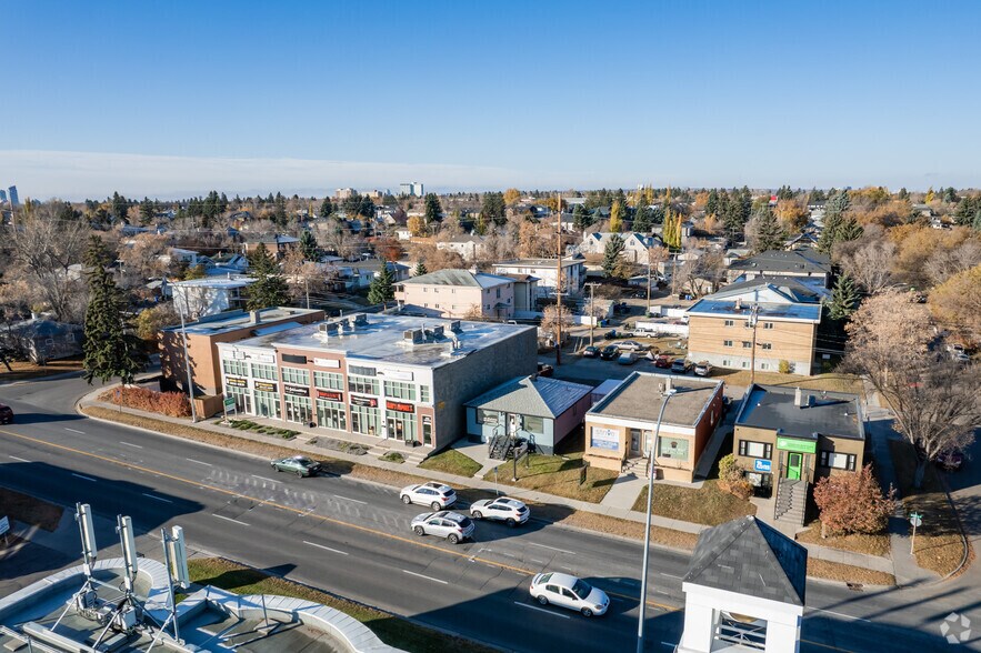 2713 Centre St NW, Calgary, AB à vendre - Aérien - Image 2 de 4