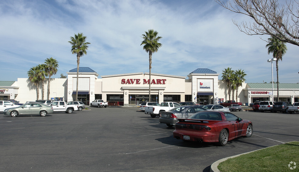 1411-1431 W Yosemite Ave, Manteca, CA for lease - Primary Photo - Image 1 of 3