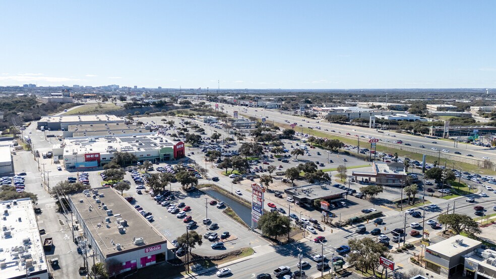 12651 Vance Jackson Rd, San Antonio, TX à louer - Photo du bâtiment - Image 2 de 3