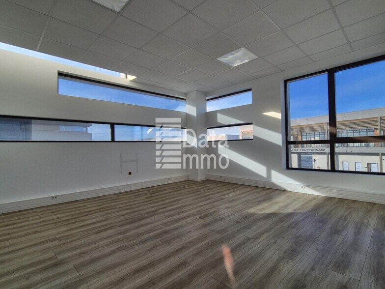 Flex in Collégien for lease - Building Photo - Image 1 of 11