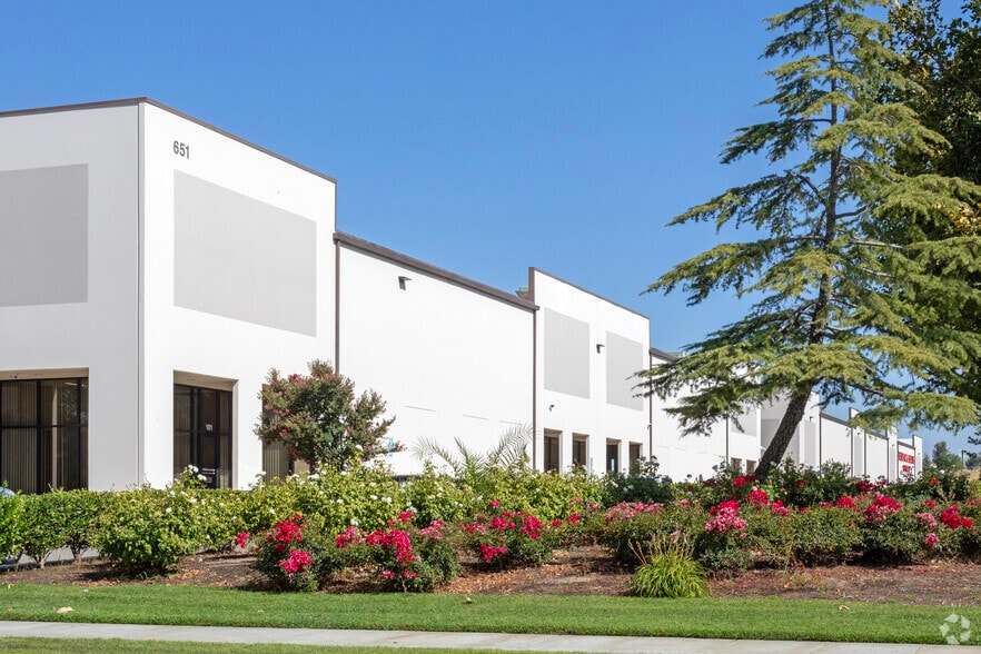 651 N Armstrong Ave, Fresno, CA à louer - Photo du bâtiment - Image 3 de 3