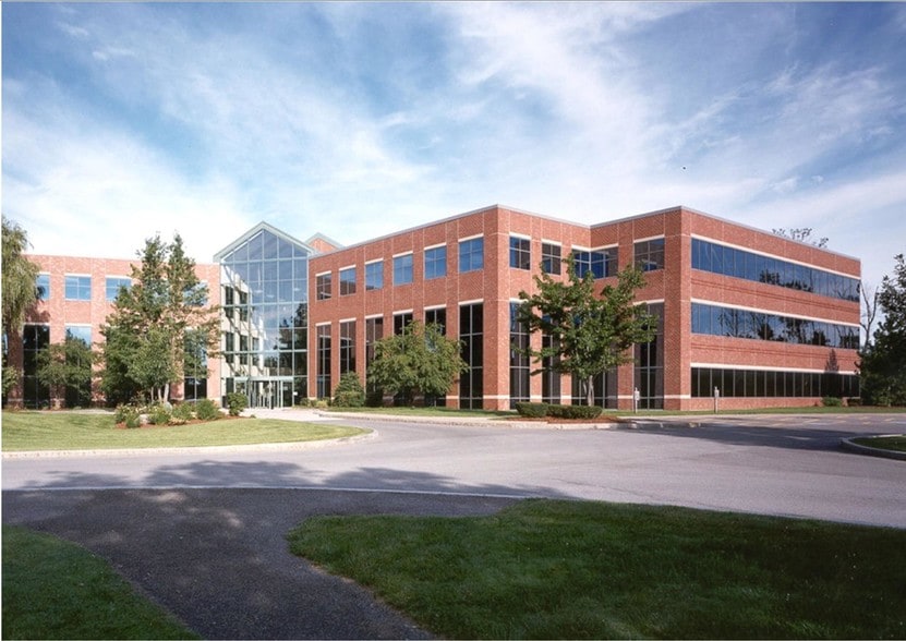 5015 Campuswood Dr, East Syracuse, NY for lease - Primary Photo - Image 1 of 5