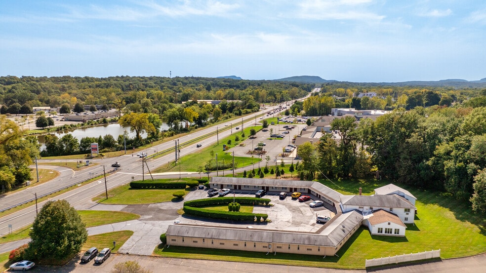 176 Berlin Tpke, Berlin, CT for lease - Building Photo - Image 3 of 5