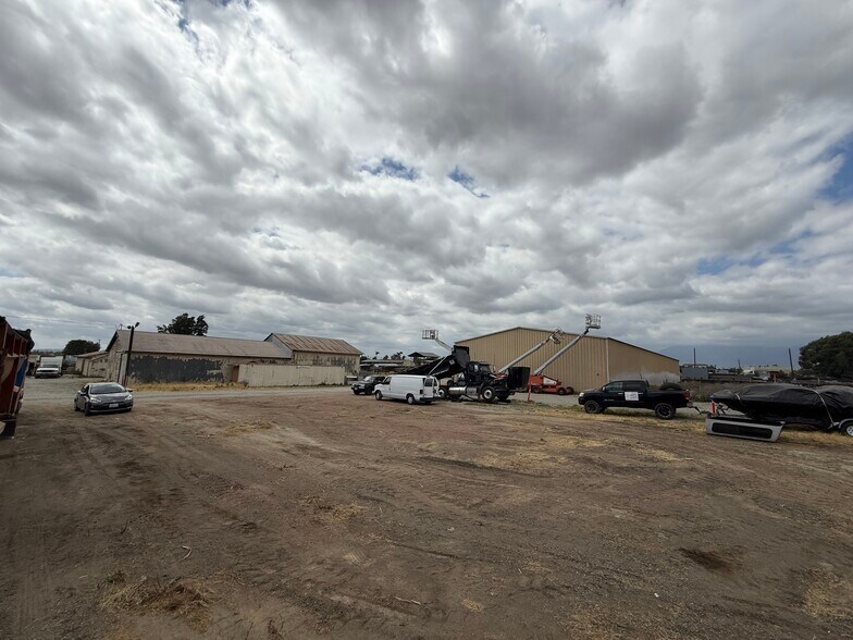 7812 Chino Ave, Ontario, CA à vendre - Photo du bâtiment - Image 3 de 18