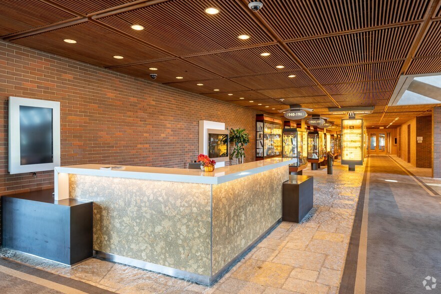 2715 Jorie Blvd, Oak Brook, IL for lease - Lobby - Image 2 of 12