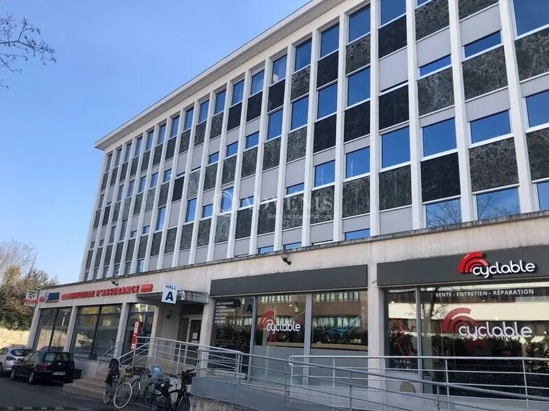 Office in Le Chesnay-Rocquencourt for lease - Building Photo - Image 1 of 3