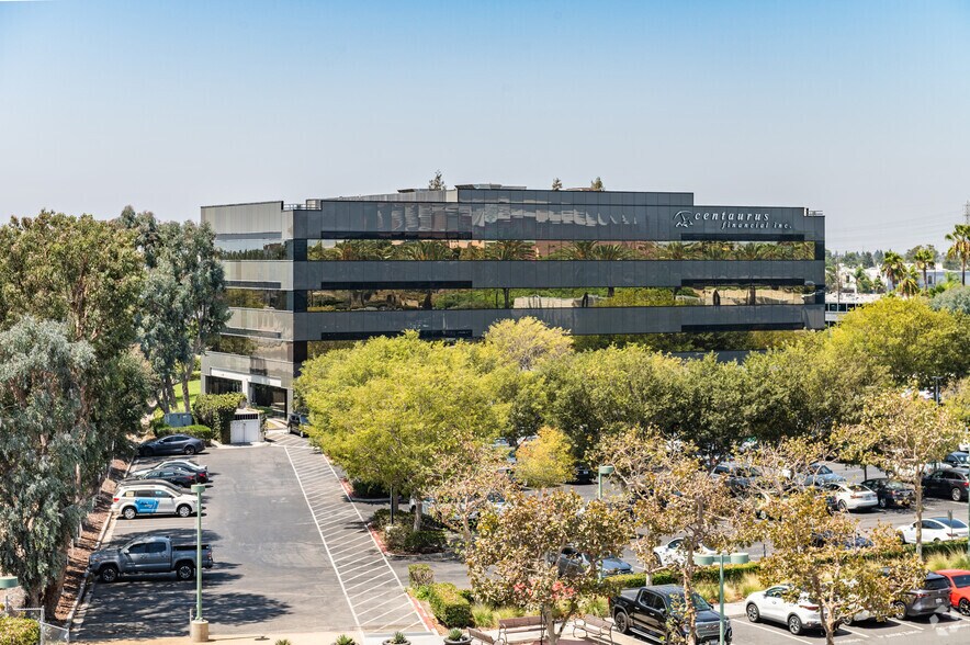 2300 E Katella Ave, Anaheim, CA à louer - Photo du bâtiment - Image 3 de 26