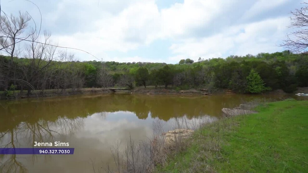 1111 Brazos Dr, Mineral Wells, TX à vendre - Vidéo sur l’inscription commerciale - Image 2 de 12