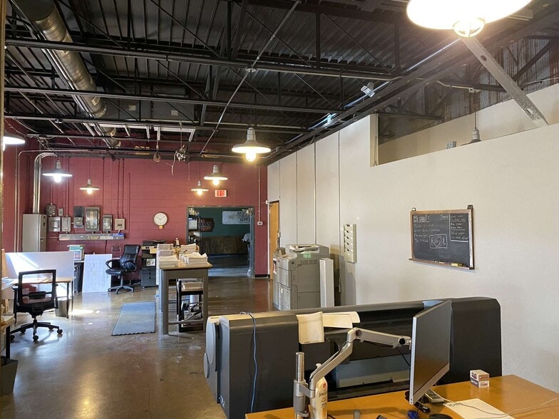 1232 E Trafficway, Springfield, MO for sale - Interior Photo - Image 3 of 13