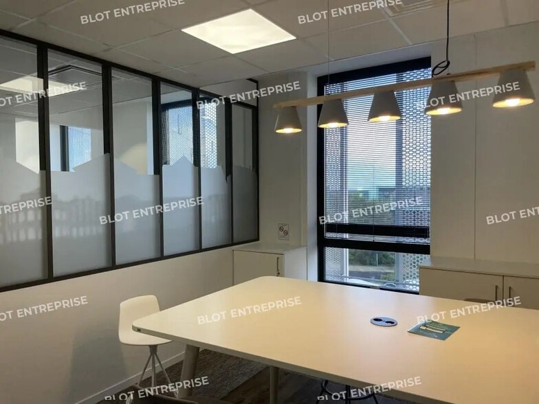 Bureau dans Saint-Jacques-de-la-Lande à louer - Photo intérieure - Image 2 de 9