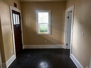 111 W 1st St, Cloverdale, CA à louer Photo intérieure- Image 2 de 7