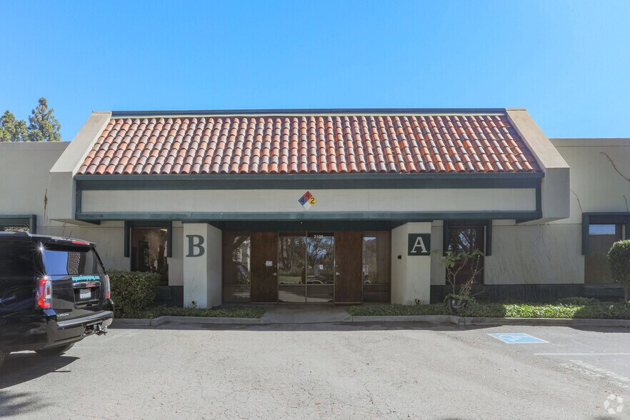 2108 Bering Dr, San Jose, CA à vendre - Photo du bâtiment - Image 1 de 27