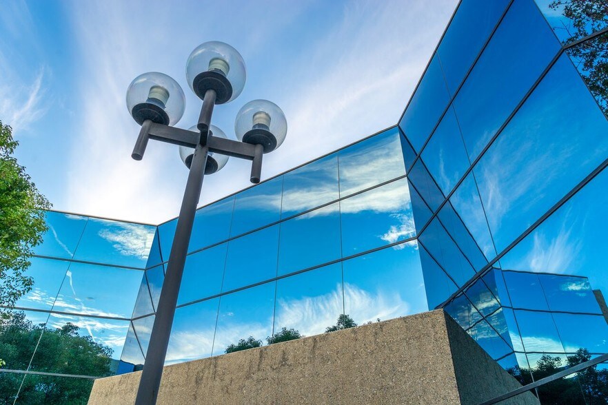 2000 E McFadden Ave, Santa Ana, CA à louer - Photo du bâtiment - Image 2 de 7