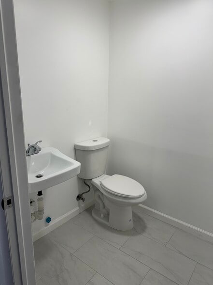 8501-8519 NW 66th St, Miami, FL for lease - Building Photo - Image 3 of 8