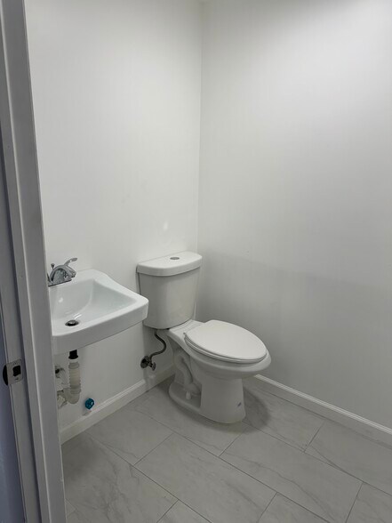 8501-8519 NW 66th St, Miami, FL à louer - Photo du bâtiment - Image 3 de 8