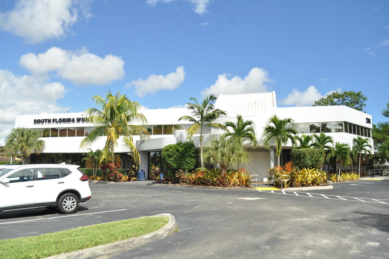 2345 W Hillsboro Blvd, Deerfield Beach, FL for lease Primary Photo- Image 1 of 3