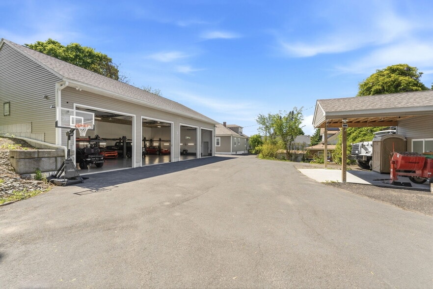 1452 Plainfield Pike, Cranston, RI à vendre - Photo du bâtiment - Image 3 de 15