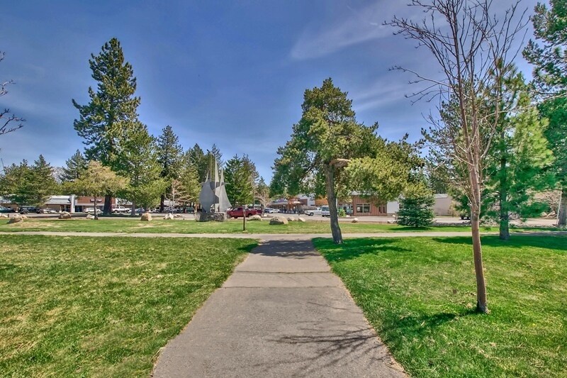 2042 Lake Tahoe Blvd, South Lake Tahoe, CA à louer - Photo du bâtiment - Image 3 de 14