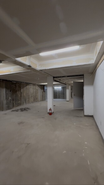 3354 Farrington St, Flushing, NY for lease - Building Photo - Image 3 of 7
