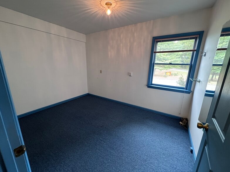 51 Maddex Dr, Shepherdstown, WV for lease - Interior Photo - Image 2 of 10