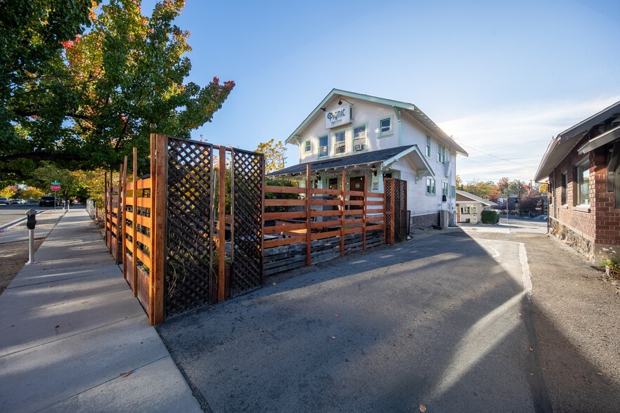 S. Arlington & Flint Portfolio portfolio of 3 properties for sale on LoopNet.ca - Building Photo - Image 1 of 15