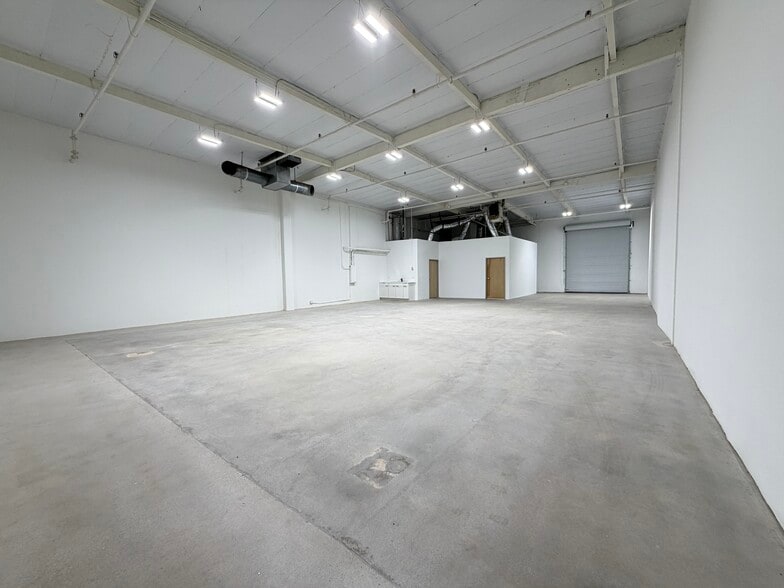 12612-12630 Raymer St, North Hollywood, CA for lease - Building Photo - Image 3 of 4