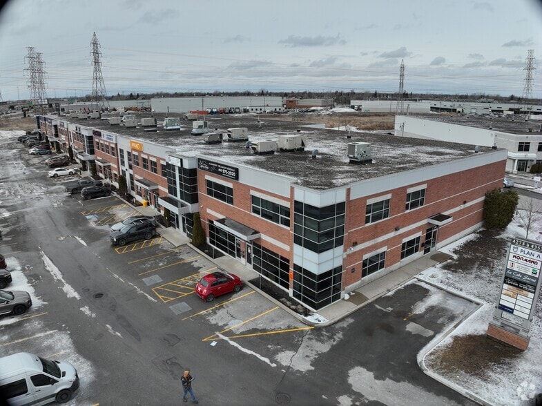 4293-4345 Des Laurentides (A-15) E, Laval, QC à louer - Communauté Matterport - Image 2 de 8